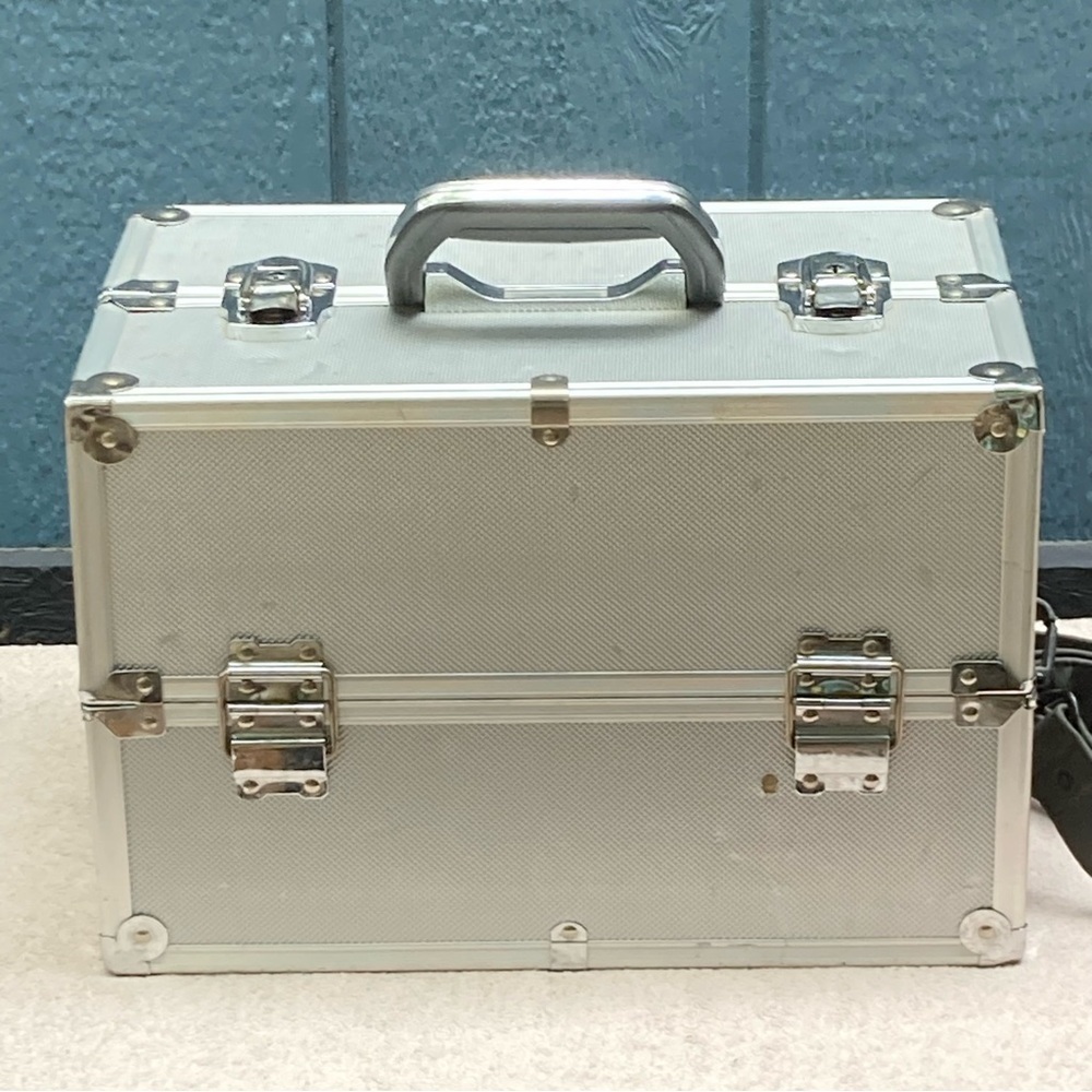 Large Expanding Makeup/Cosmetic/Tool/Tackle Box Case w/Shoulder Strap-Silver - Picture 3 of 11